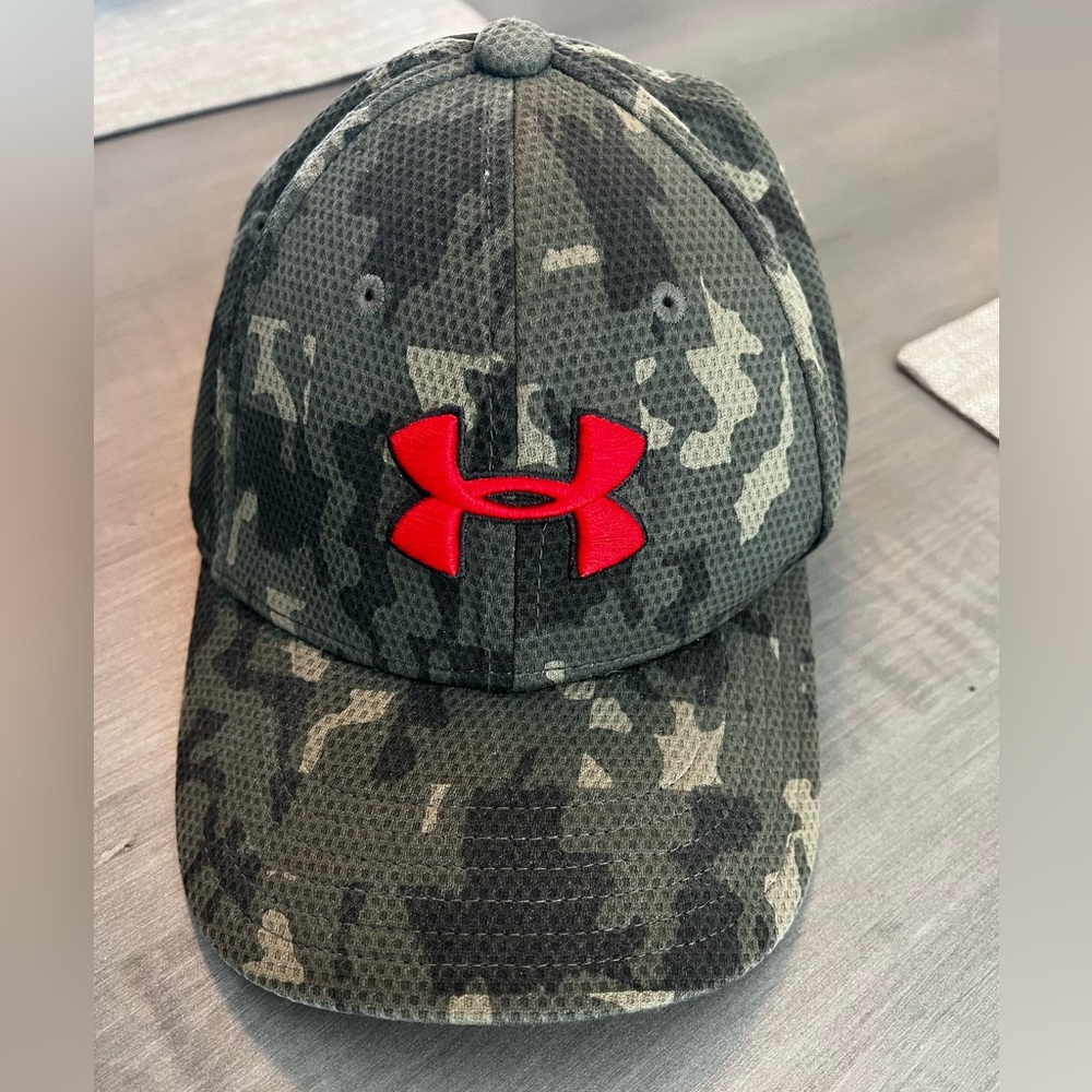 Boys Under Armour camouflage fitted ball cap. Like new, lightly used